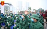 Tân binh đeo khẩu trang, kiểm tra thân nhiệt trong ngày nhập ngũ